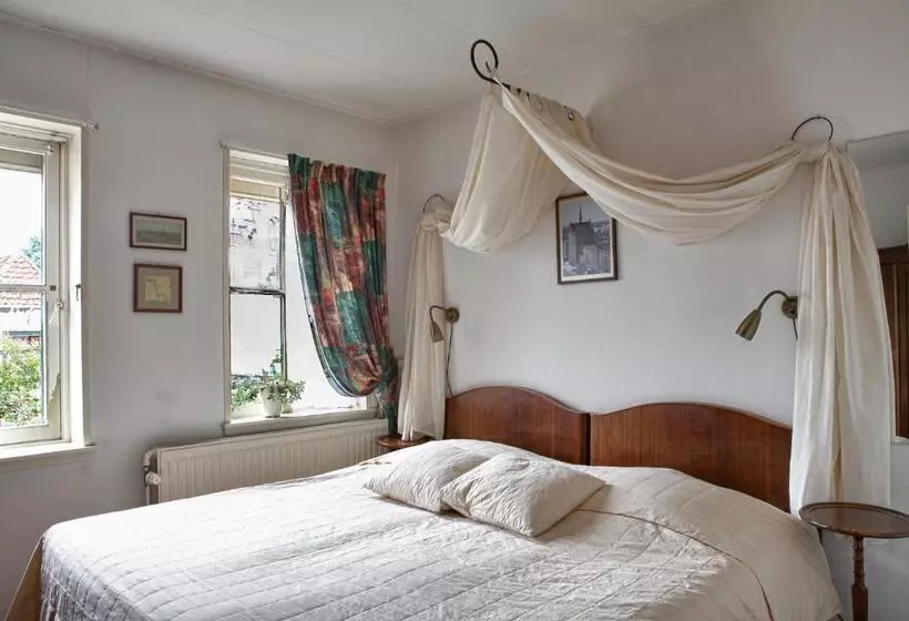 هتل Hanzestadslogement De Leeuw, In Het Centrum, Met Een Binnenplaats, Kamers Met Badkamer En Toilet En