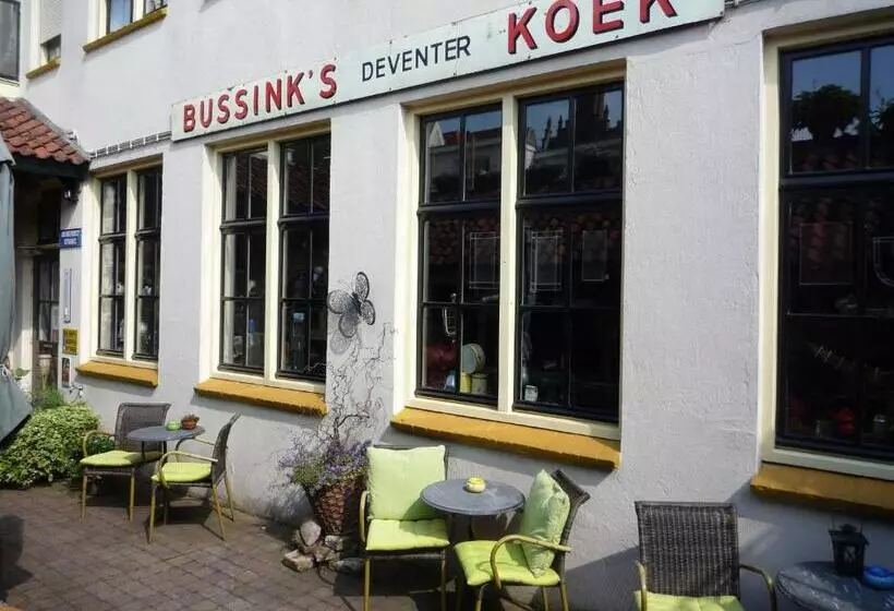 هتل Hanzestadslogement De Leeuw, In Het Centrum, Met Een Binnenplaats, Kamers Met Badkamer En Toilet En