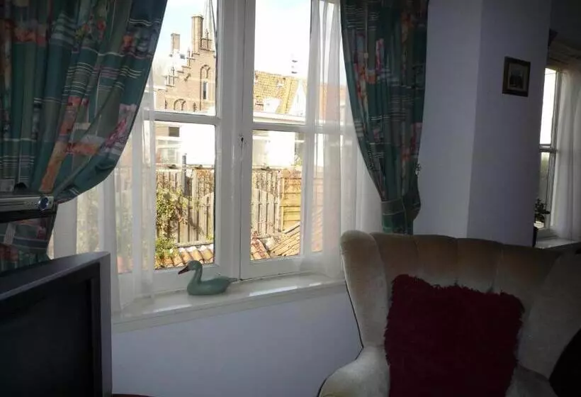 هتل Hanzestadslogement De Leeuw, In Het Centrum, Met Een Binnenplaats, Kamers Met Badkamer En Toilet En
