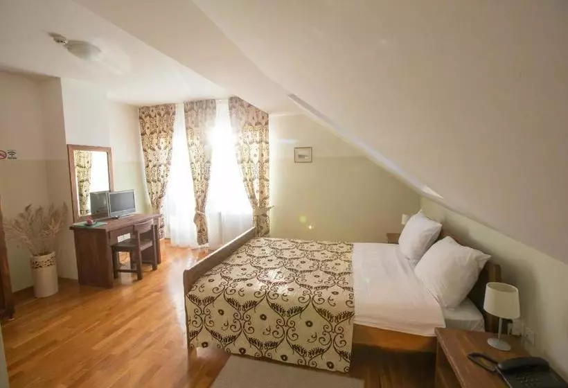 هتل St. Hubert Hunting Lodge