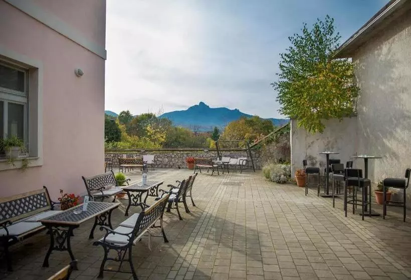 هتل St. Hubert Hunting Lodge