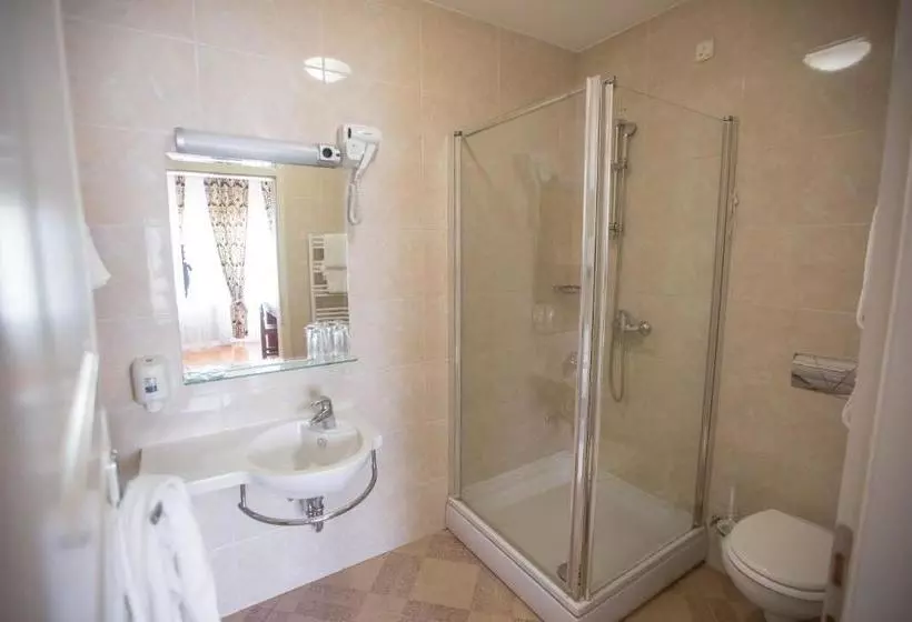 هتل St. Hubert Hunting Lodge