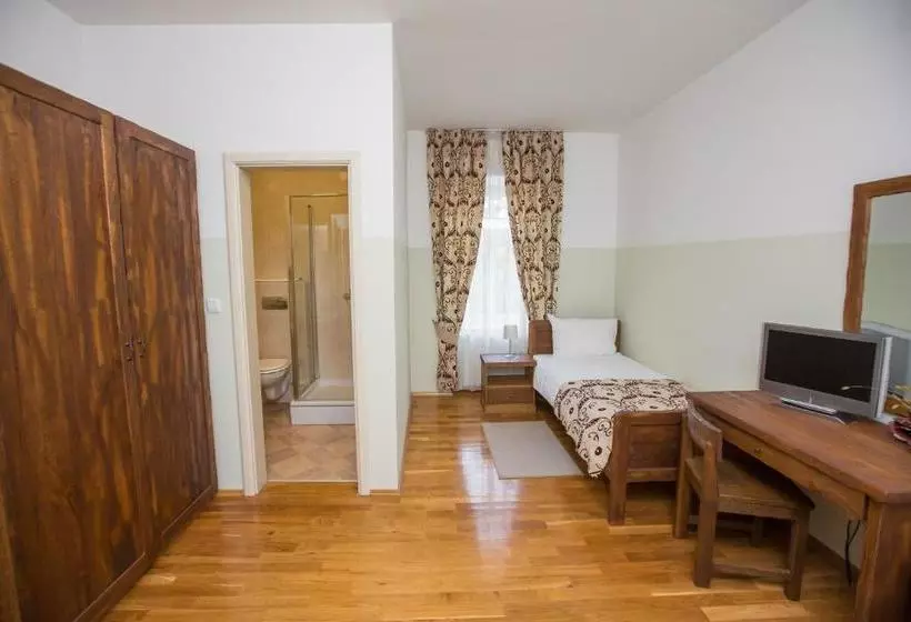 هتل St. Hubert Hunting Lodge