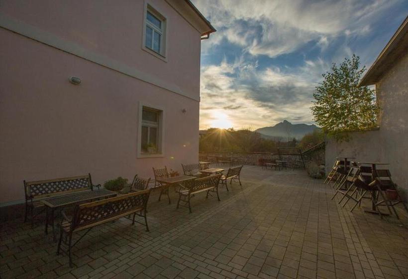 酒店 St. Hubert Hunting Lodge