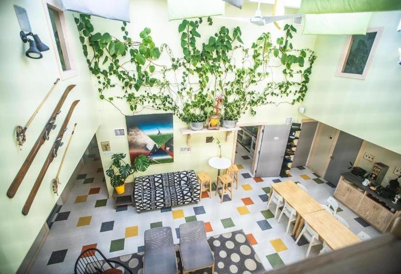 هتل The Cube In Revelstoke