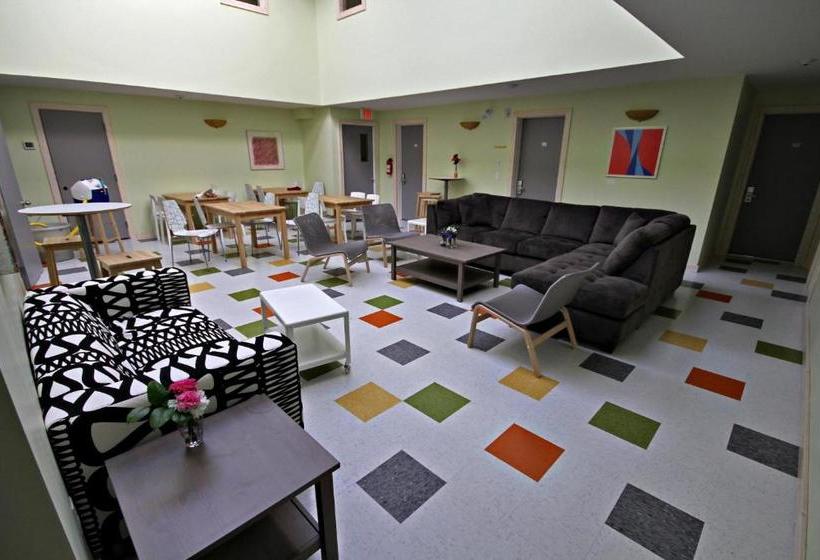 هتل The Cube In Revelstoke