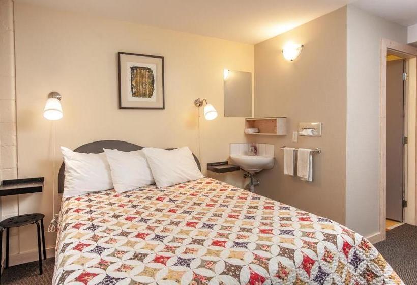 هتل The Cube In Revelstoke