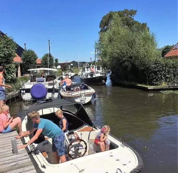 ホテル Vakantieboerderij Broeresloot