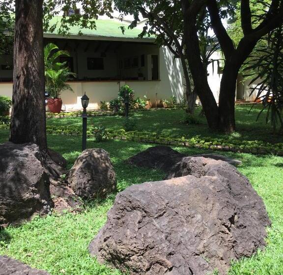 בית מלון כפרי Bristol Cottages Kilimanjaro