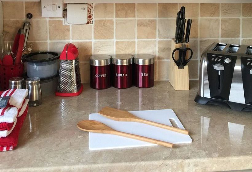 بنسيون Ditton Meadows House