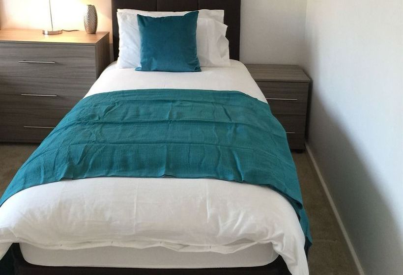 بنسيون Ditton Meadows House