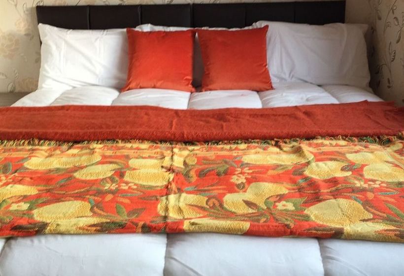 بنسيون Ditton Meadows House