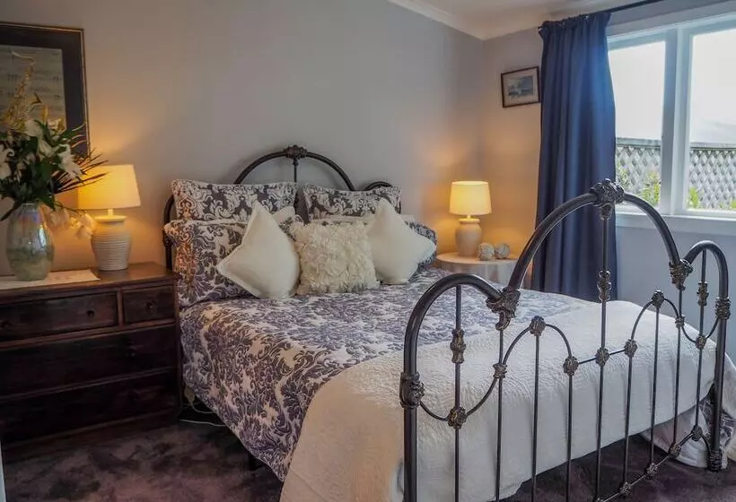 ペンション The Gables B&b