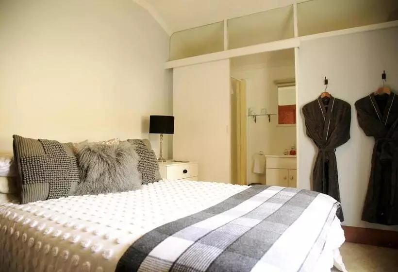 ペンション The Gables B&b