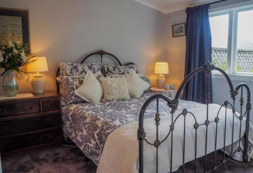 ペンション The Gables B&b