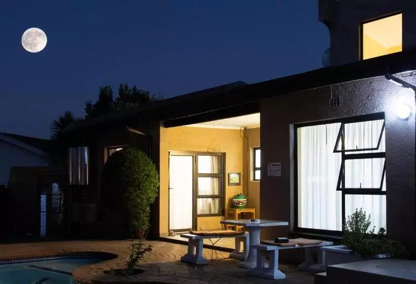 پانسیون Woodpecker S Inn Guest House