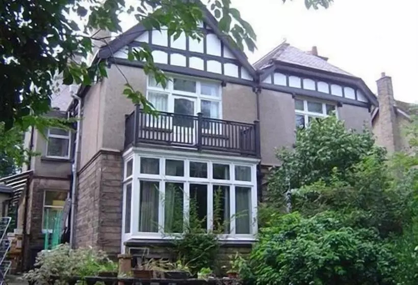 Cedar House B&b