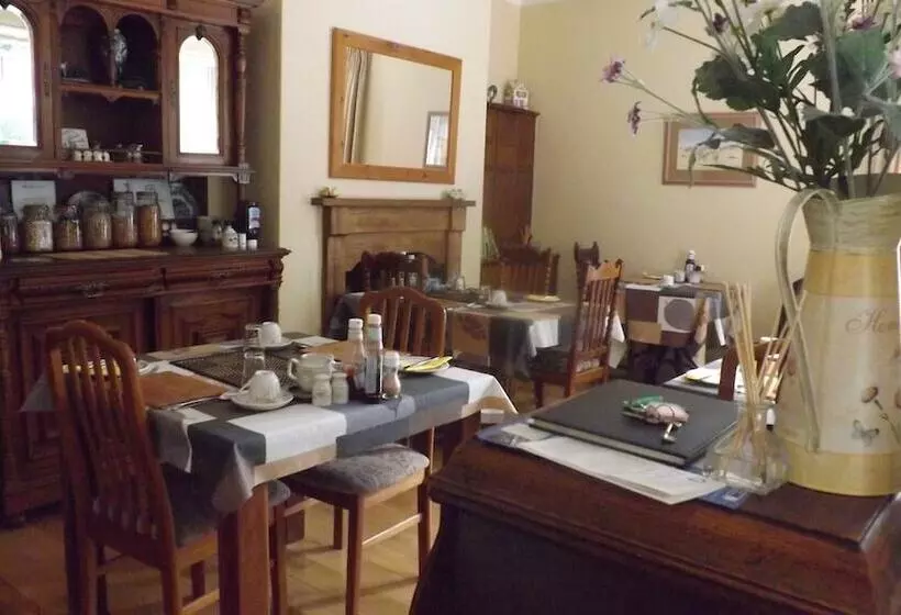 Cedar House B&b