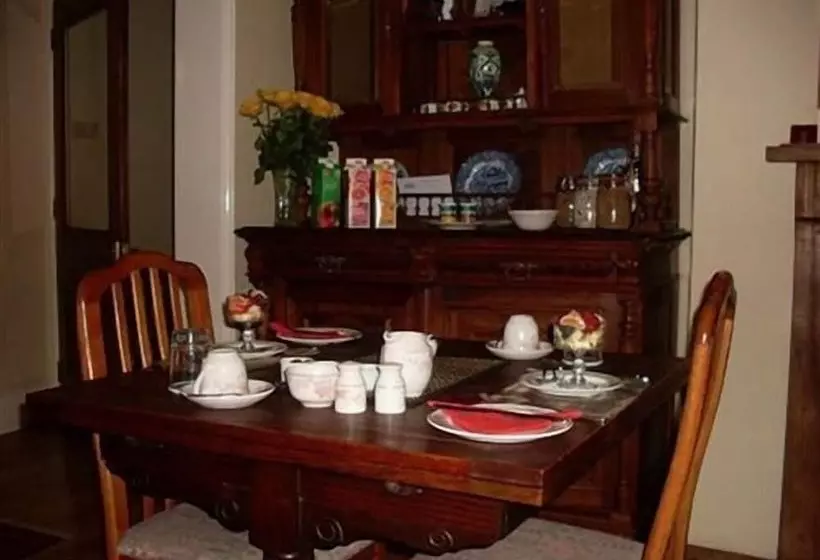 Cedar House B&b