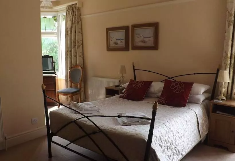 Cedar House B&b