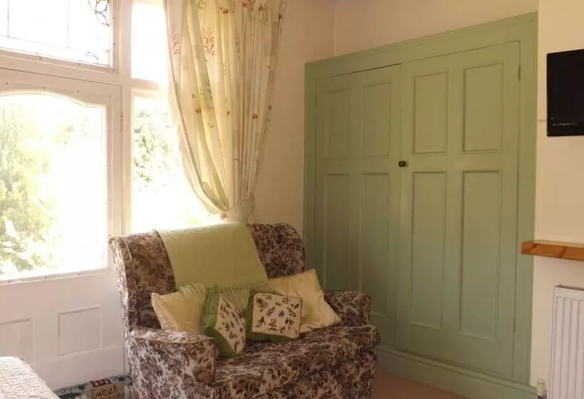 Cedar House B&b