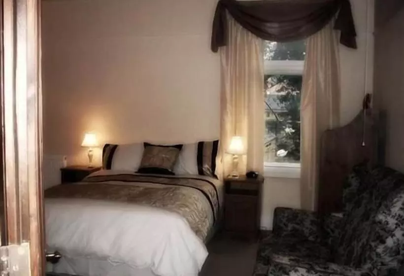 Cedar House B&b