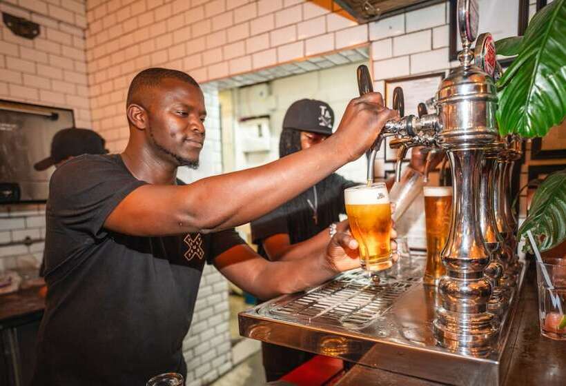 הוסטל Never At Home Kloof Street