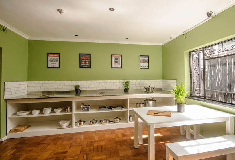 הוסטל Never At Home Kloof Street