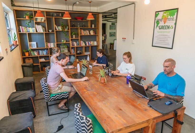 הוסטל Never At Home Kloof Street