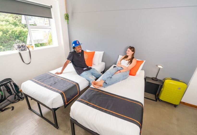 הוסטל Never At Home Kloof Street