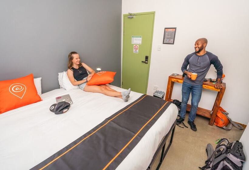 הוסטל Never At Home Kloof Street