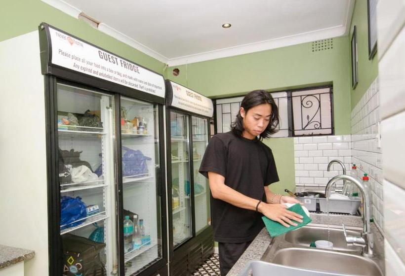 הוסטל Never At Home Kloof Street