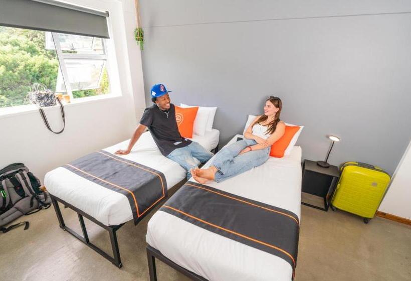 הוסטל Never At Home Kloof Street