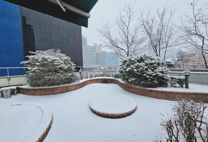 Ekonomy Hotel Myeongdong Premier