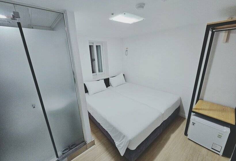 Ekonomy Hotel Myeongdong Premier