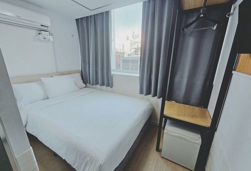 Ekonomy Hotel Myeongdong Premier