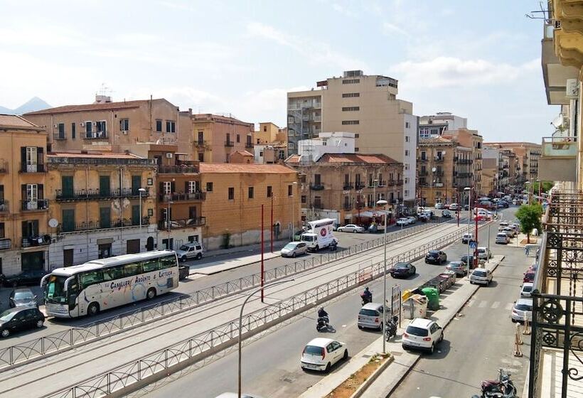 پانسیون Hollywood Inn Palermo