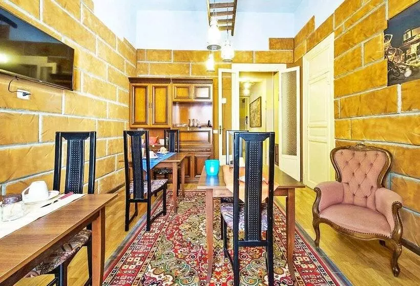 پانسیون Hollywood Inn Palermo