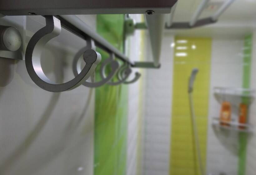 Rainbow Lodge Hk   Hostel