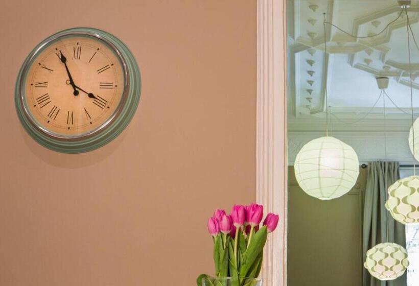 Born Barcelona Hostel