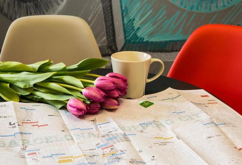 Born Barcelona Hostel