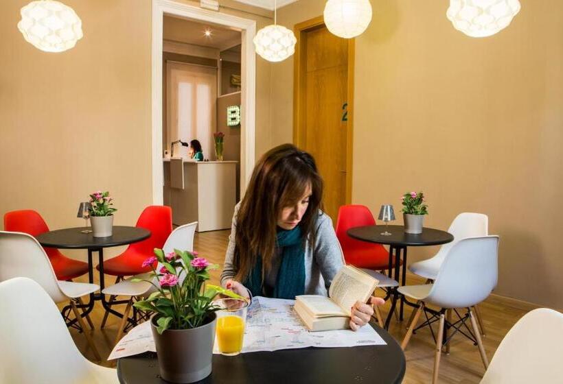Born Barcelona Hostel