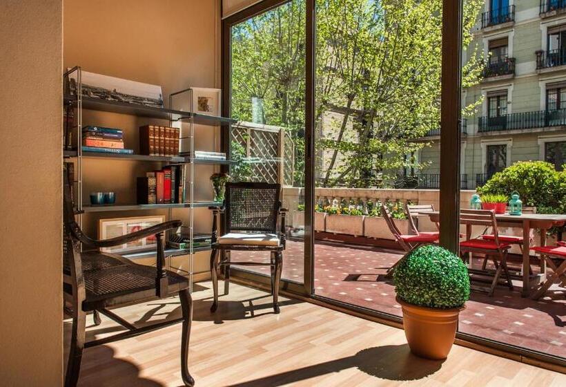 Born Barcelona Hostel