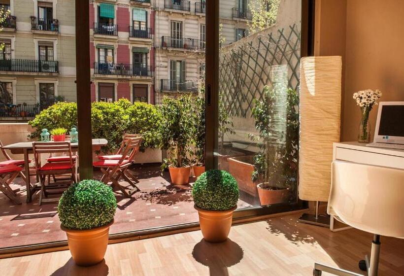 Born Barcelona Hostel