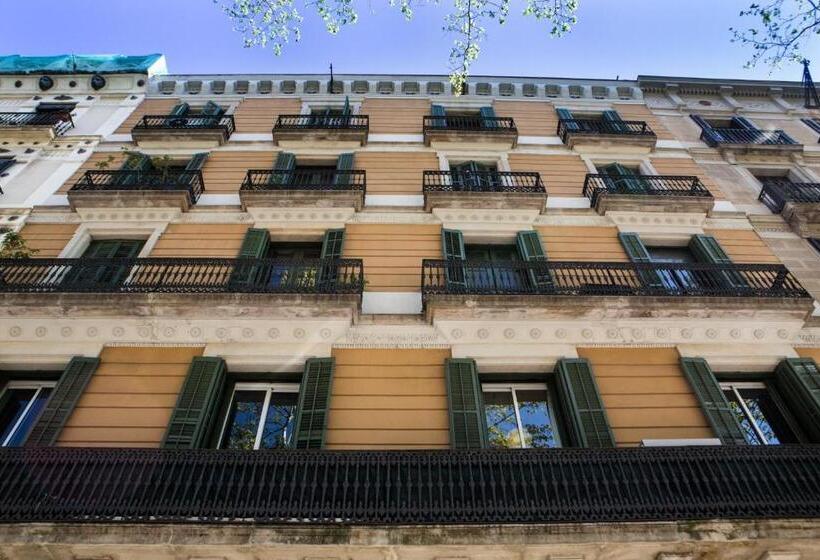 Born Barcelona Hostel