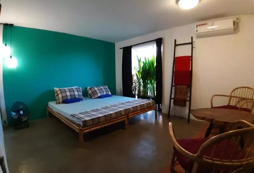 هتل کپسول Snooze Hostel & Skybar