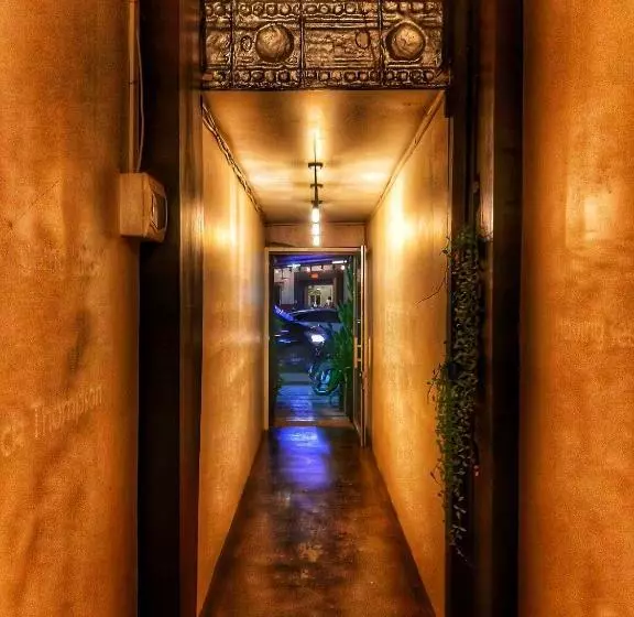 هتل کپسول Snooze Hostel & Skybar