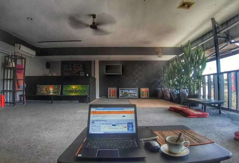 هتل کپسول Snooze Hostel & Skybar
