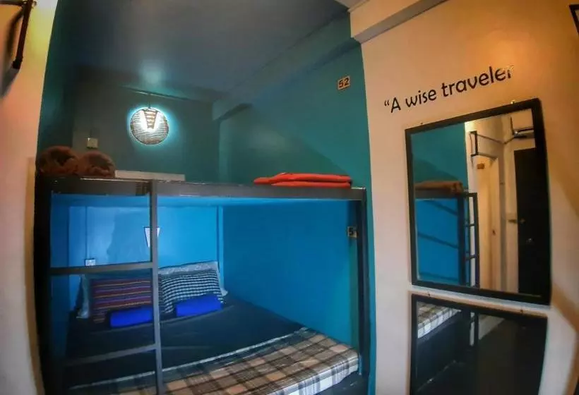 هتل کپسول Snooze Hostel & Skybar