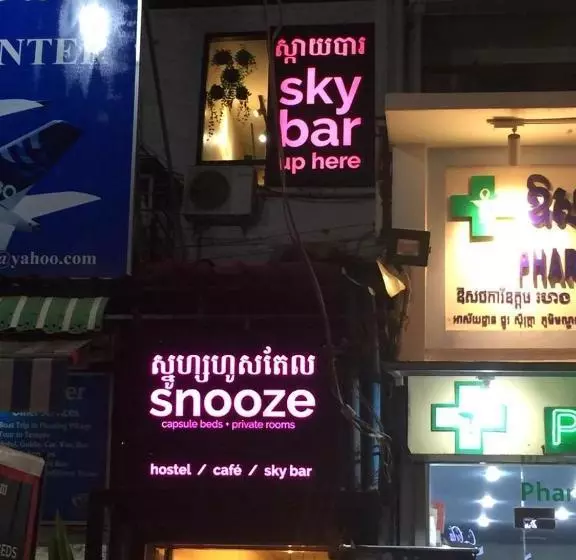 هتل کپسول Snooze Hostel & Skybar